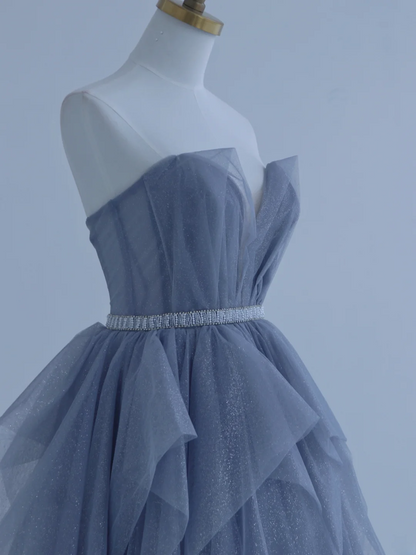 Bezauberndes, trägerloses, staubblaues Tüll-Abendkleid – ein beeindruckendes Outfit für den 18. Geburtstag (Modell AS156)