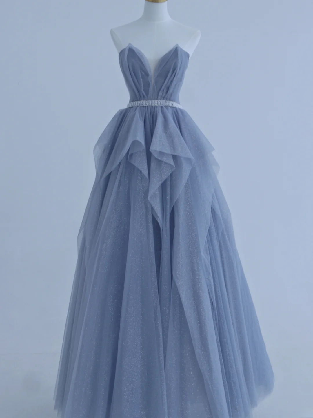 Bezauberndes, trägerloses, staubblaues Tüll-Abendkleid – ein beeindruckendes Outfit für den 18. Geburtstag (Modell AS156)