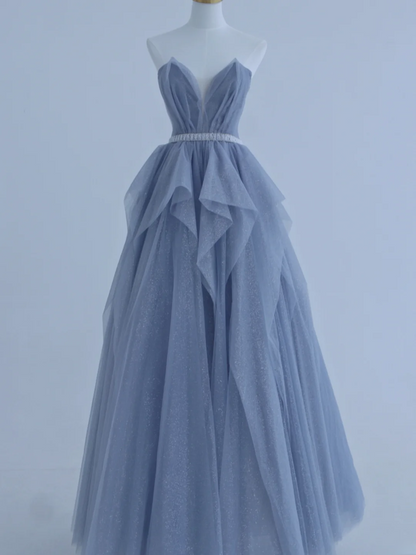 Bezauberndes, trägerloses, staubblaues Tüll-Abendkleid – ein beeindruckendes Outfit für den 18. Geburtstag (Modell AS156)
