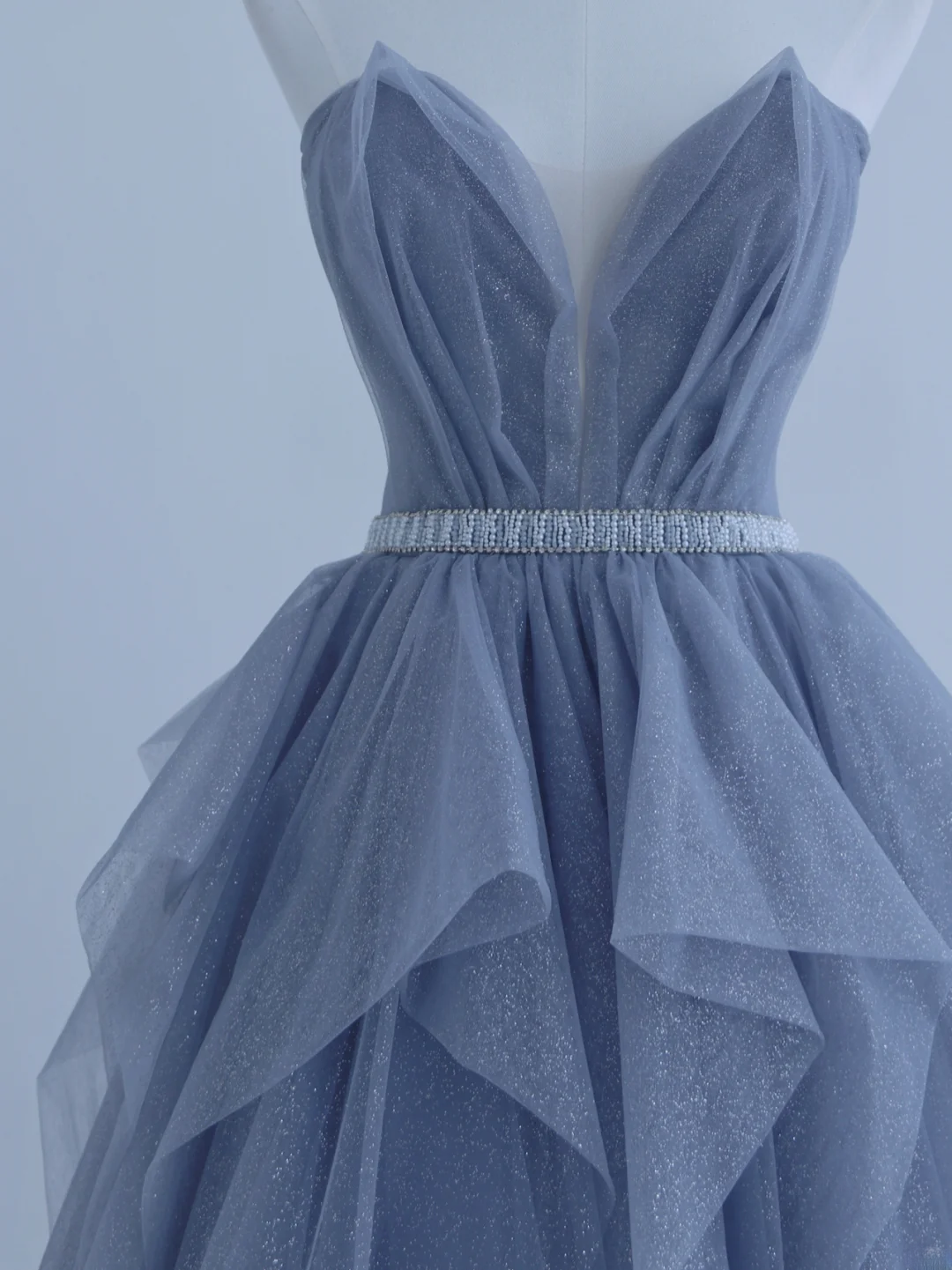Bezauberndes, trägerloses, staubblaues Tüll-Abendkleid – ein beeindruckendes Outfit für den 18. Geburtstag (Modell AS156)