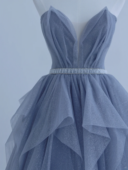 Bezauberndes, trägerloses, staubblaues Tüll-Abendkleid – ein beeindruckendes Outfit für den 18. Geburtstag (Modell AS156)