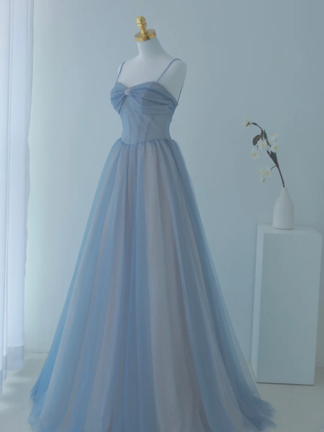 Bezauberndes Ballkleid mit Spaghettiträgern aus staubblauem Tüll – Langes Abendkleid für den 18. Geburtstag – AS157