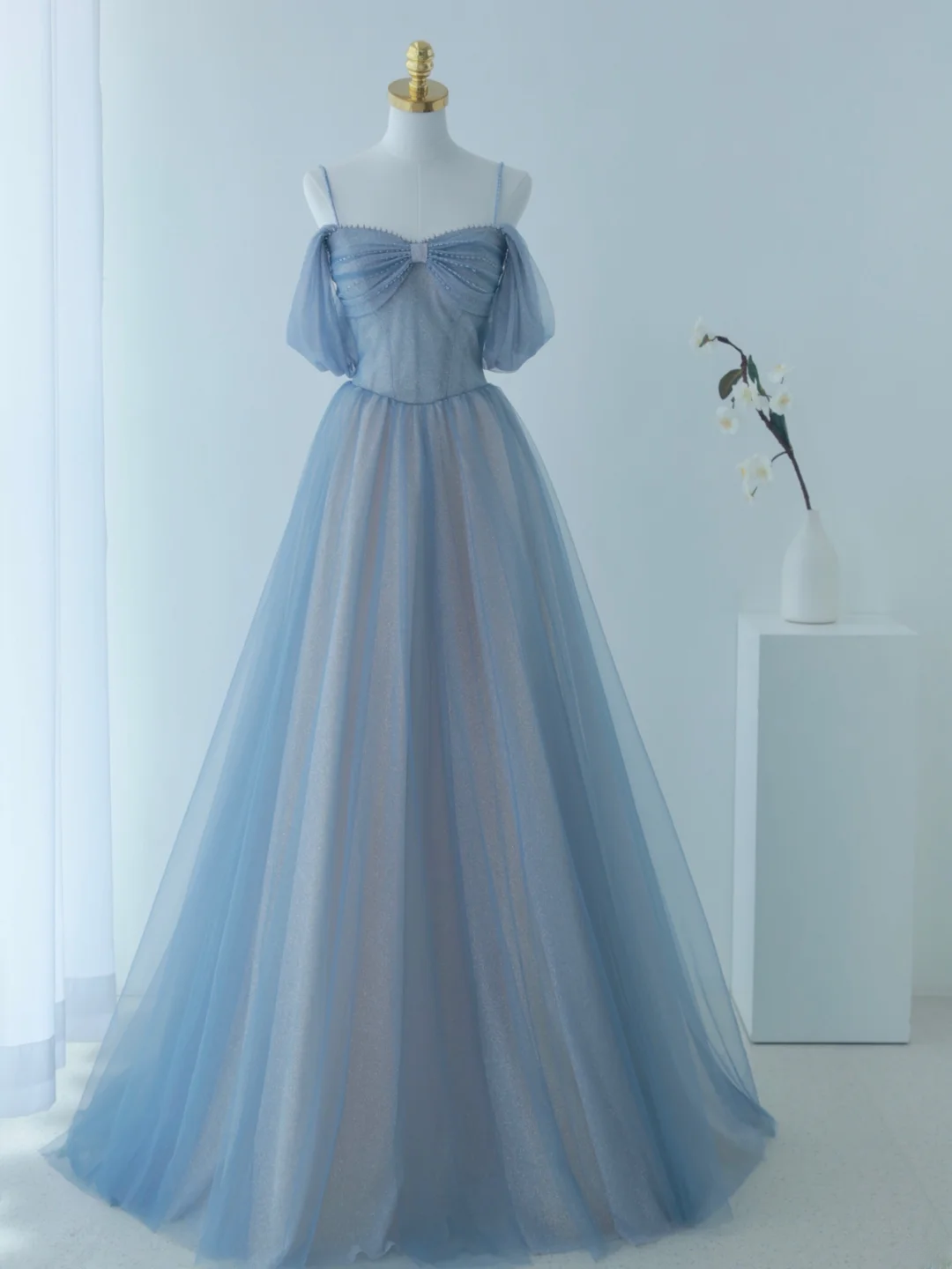 Bezauberndes Ballkleid mit Spaghettiträgern aus staubblauem Tüll – Langes Abendkleid für den 18. Geburtstag – AS157