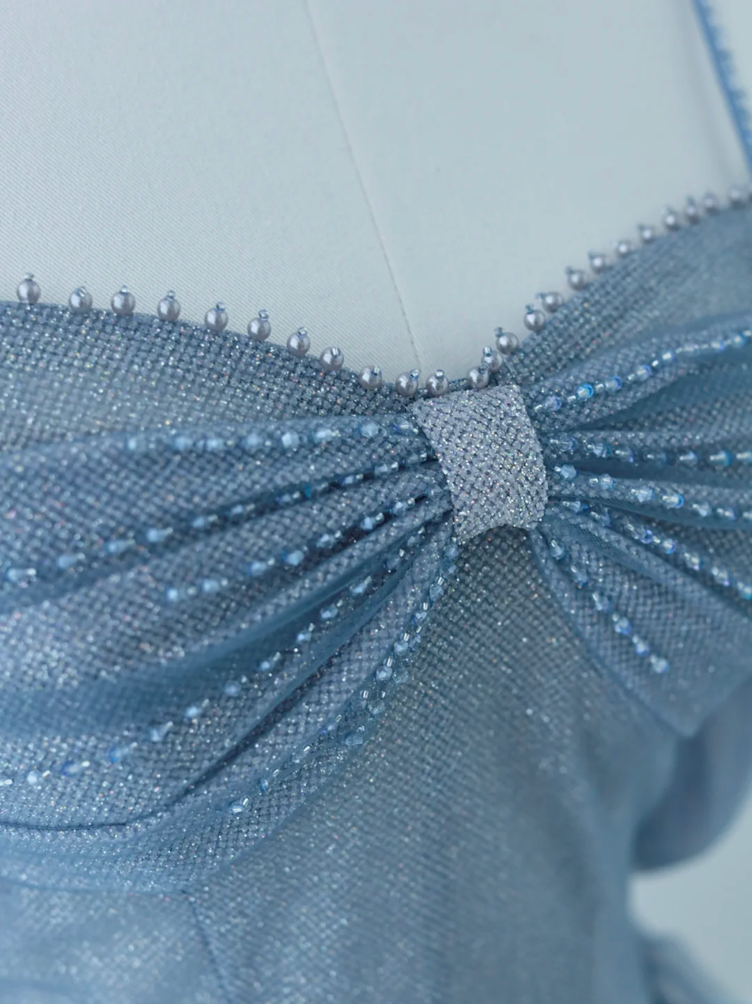 Bezauberndes Ballkleid mit Spaghettiträgern aus staubblauem Tüll – Langes Abendkleid für den 18. Geburtstag – AS157