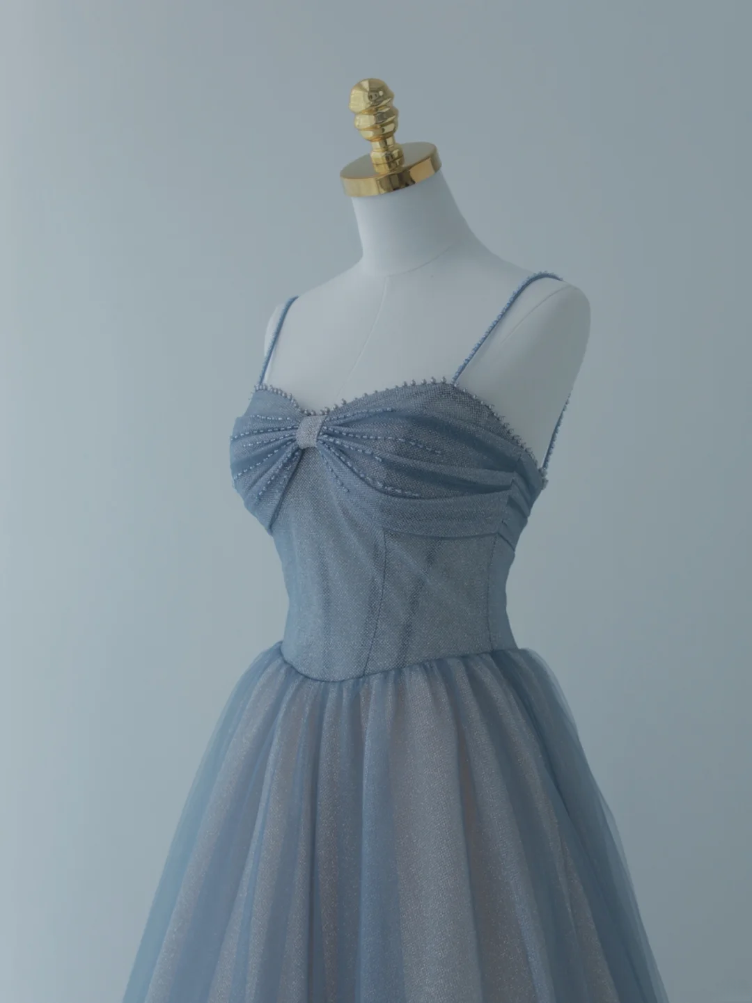 Bezauberndes Ballkleid mit Spaghettiträgern aus staubblauem Tüll – Langes Abendkleid für den 18. Geburtstag – AS157