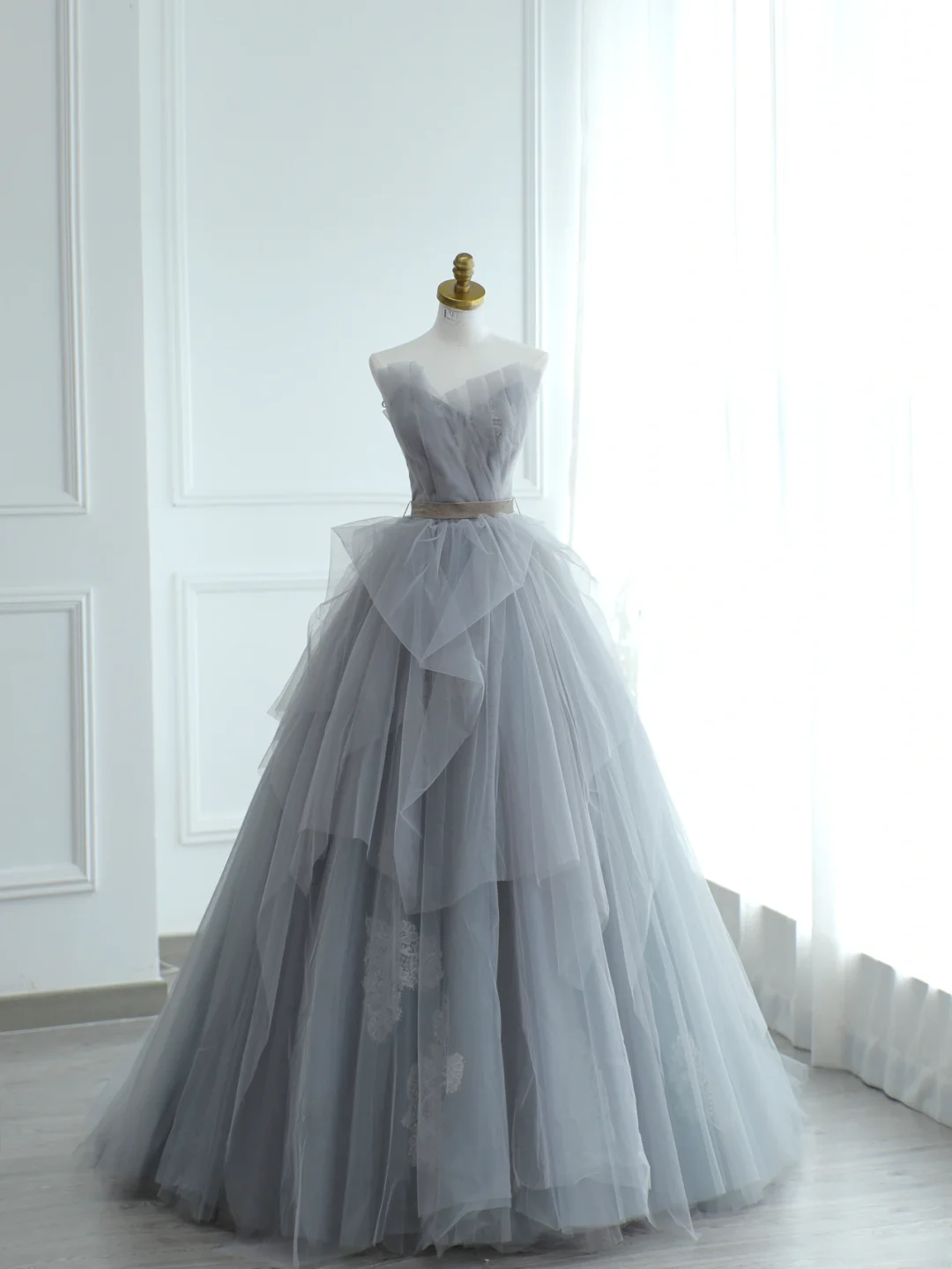 Robe de bal chic sans bretelles en tulle gris argenté, longue et élégante, idéale pour une soirée dansante ou un 18e anniversaire (AS172)