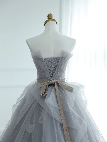 Robe de bal chic sans bretelles en tulle gris argenté, longue et élégante, idéale pour une soirée dansante ou un 18e anniversaire (AS172)