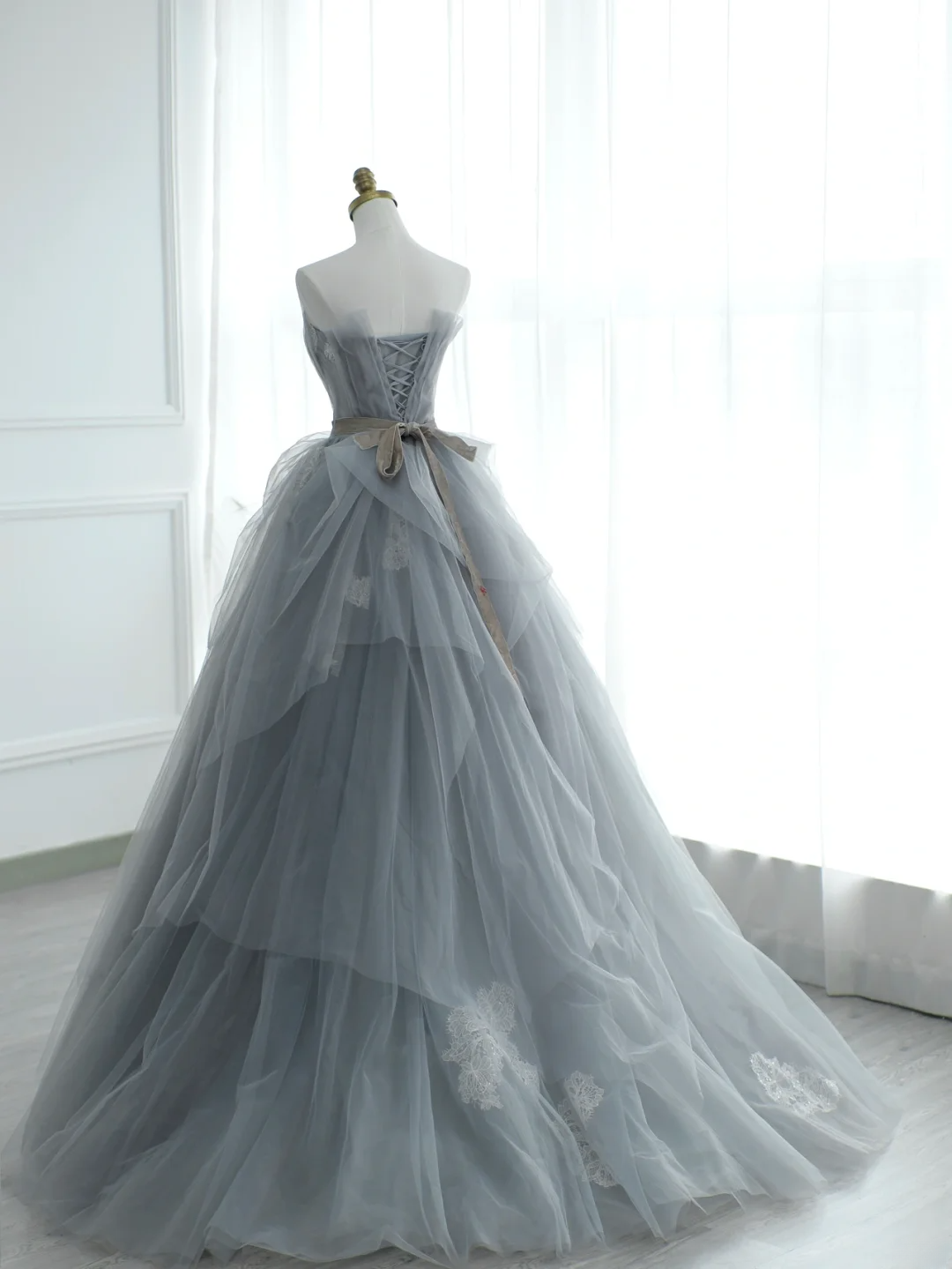 Robe de bal chic sans bretelles en tulle gris argenté, longue et élégante, idéale pour une soirée dansante ou un 18e anniversaire (AS172)