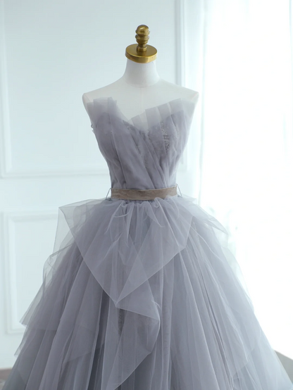 Robe de bal chic sans bretelles en tulle gris argenté, longue et élégante, idéale pour une soirée dansante ou un 18e anniversaire (AS172)