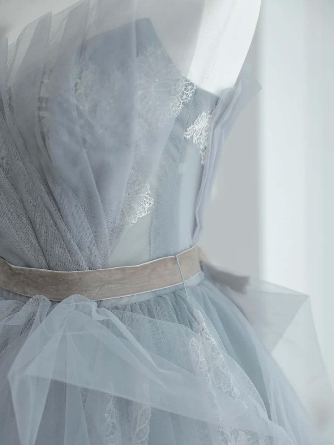Robe de bal chic sans bretelles en tulle gris argenté, longue et élégante, idéale pour une soirée dansante ou un 18e anniversaire (AS172)