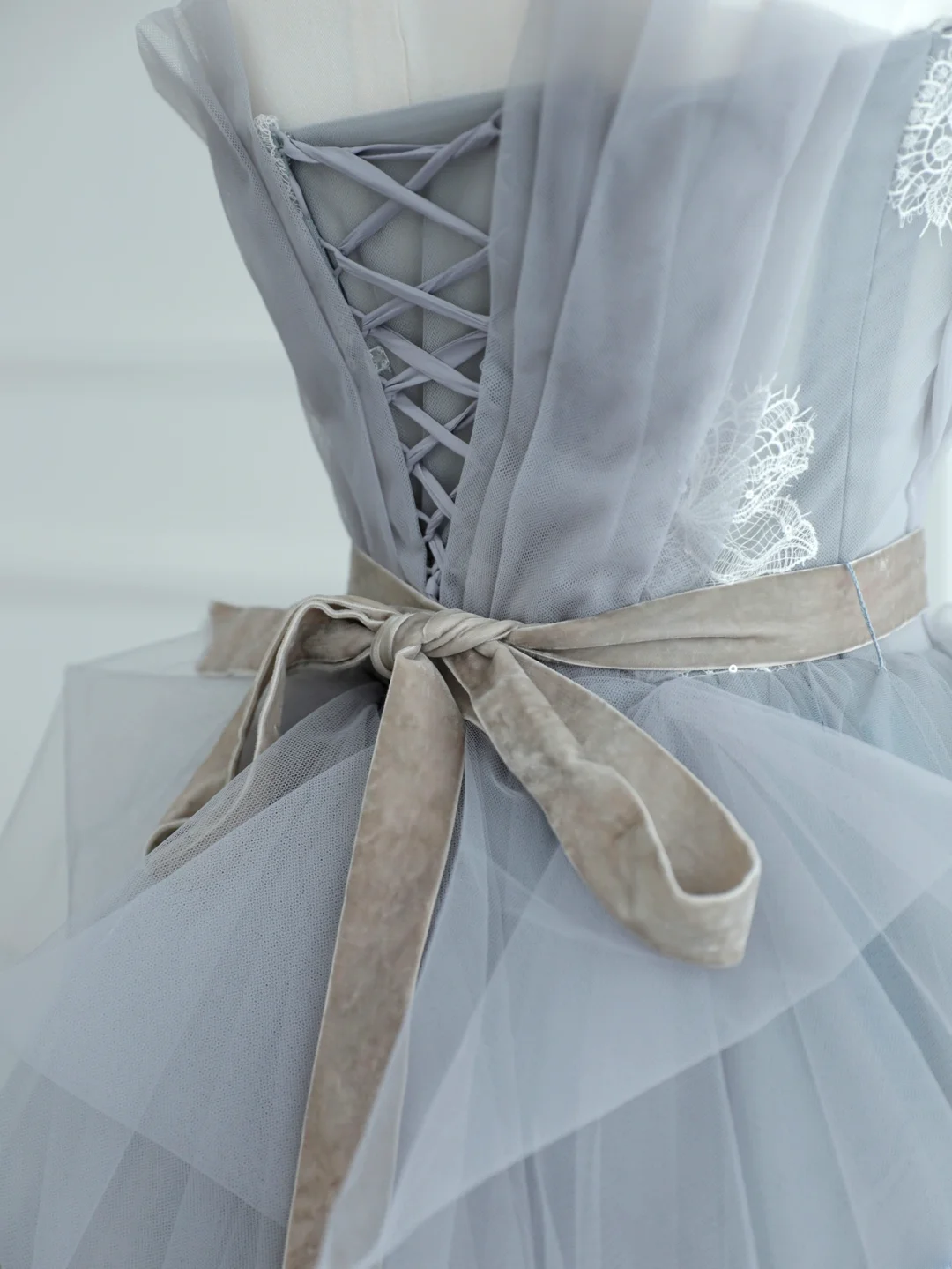Robe de bal chic sans bretelles en tulle gris argenté, longue et élégante, idéale pour une soirée dansante ou un 18e anniversaire (AS172)