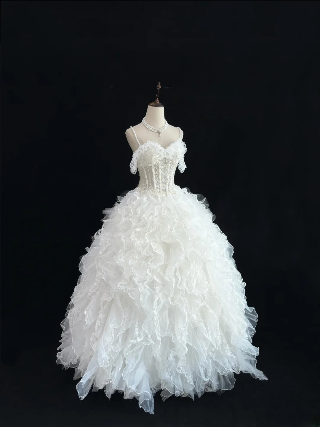 Cute Ball Gown Spaghetti Straps White Tulle With Tiered Layers Long Quince Dress Voluminous Sweet 16 Sweet Sixteen Outfits Vestido de 15 RB7575