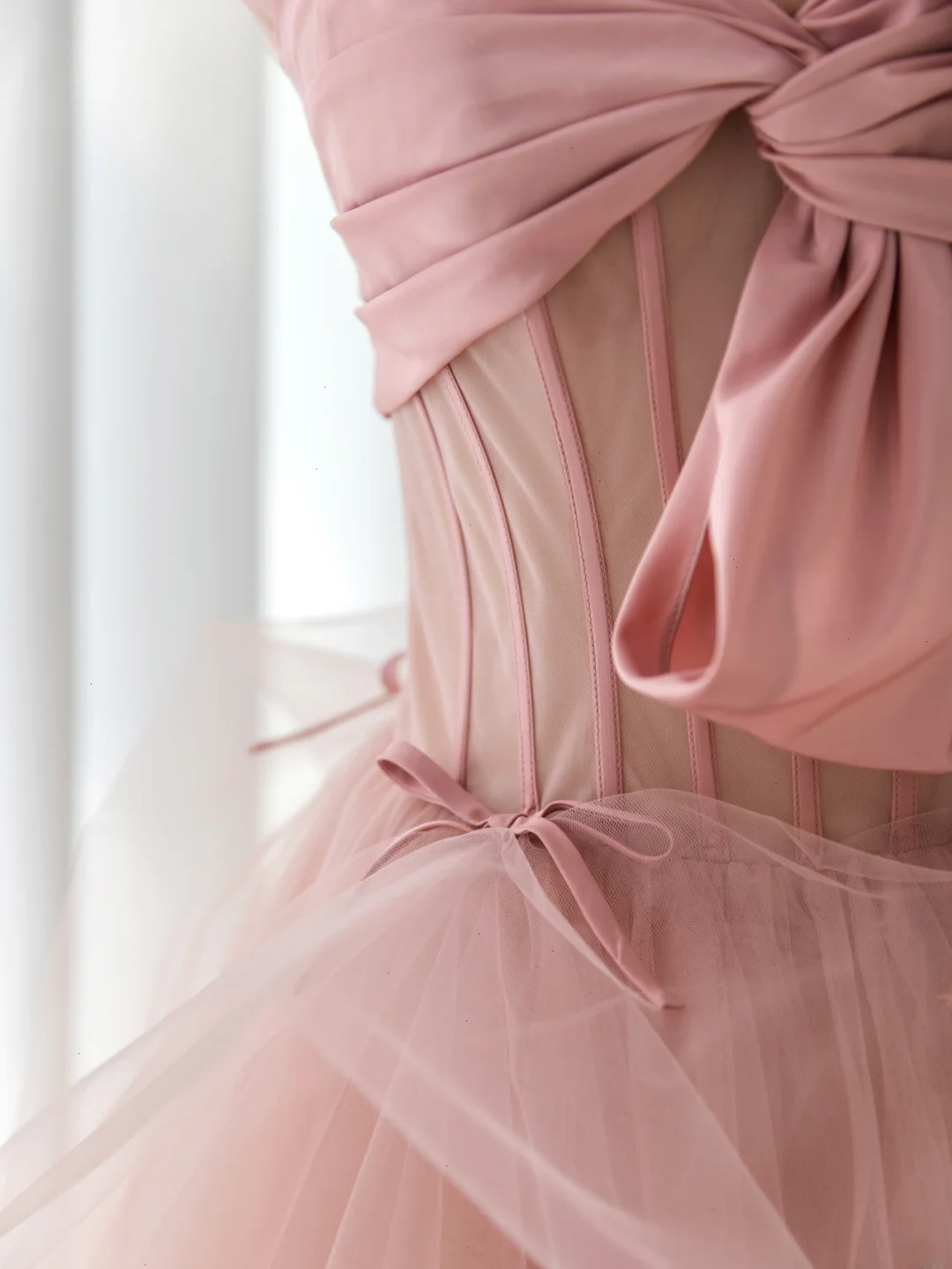 Robe de bal élégante sans bretelles en tulle rose, longue et formelle, idéale pour une soirée dansante ou un 18e anniversaire (AS176)