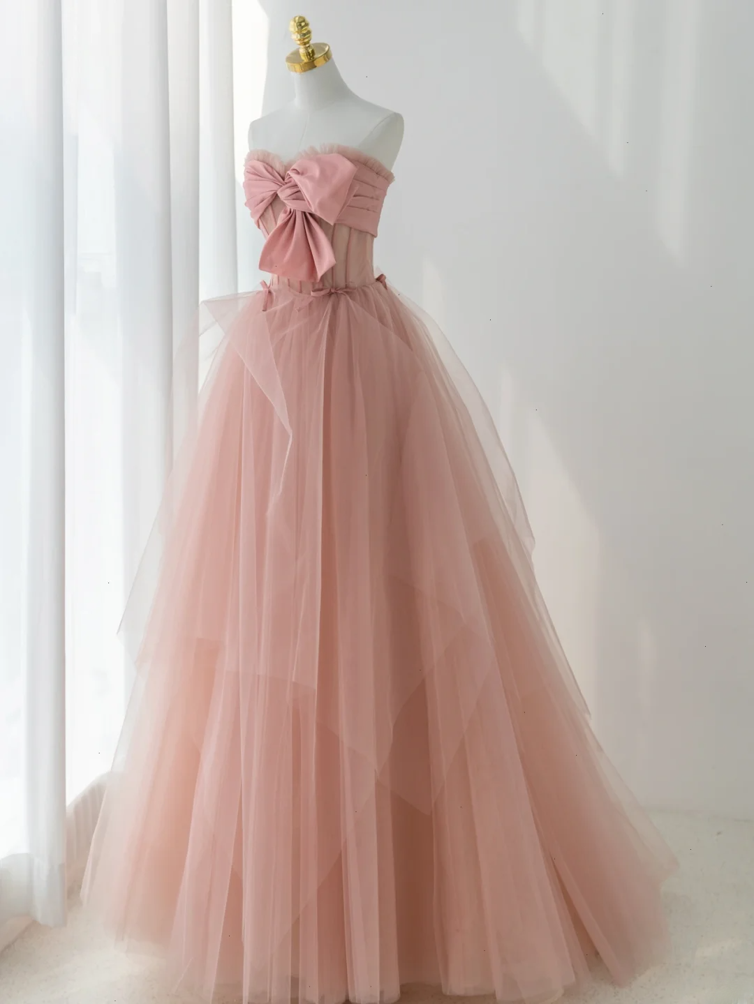Robe de bal élégante sans bretelles en tulle rose, longue et formelle, idéale pour une soirée dansante ou un 18e anniversaire (AS176)