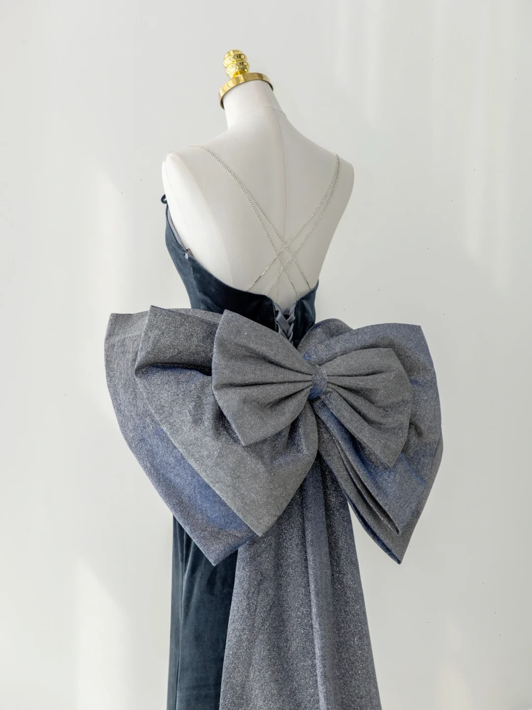 Sexy Meerjungfrauen-Abendkleid aus marineblauem Samt mit Spaghettiträgern – modisches und ästhetisches Design für Teenager, festliche Kleider, Party-Outfits, Ballkleid AS180