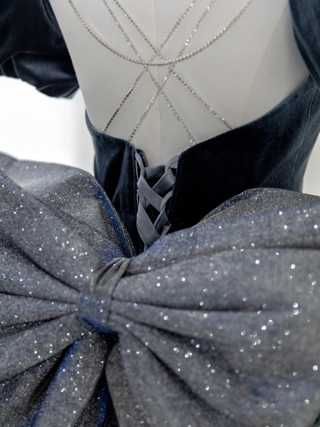 Sexy Meerjungfrauen-Abendkleid aus marineblauem Samt mit Spaghettiträgern – modisches und ästhetisches Design für Teenager, festliche Kleider, Party-Outfits, Ballkleid AS180
