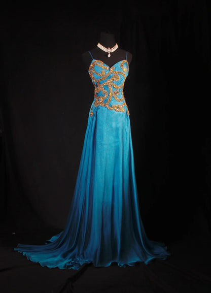 Robe de bal longue chic en mousseline bleue à fines bretelles et perles dorées, ornée de sequins et de perles, idéale pour les soirées et les fêtes d'adolescentes (AB2185).