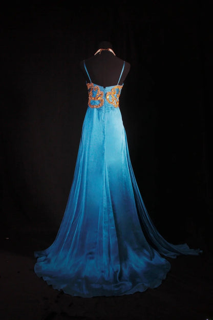 Robe de bal longue chic en mousseline bleue à fines bretelles et perles dorées, ornée de sequins et de perles, idéale pour les soirées et les fêtes d'adolescentes (AB2185).