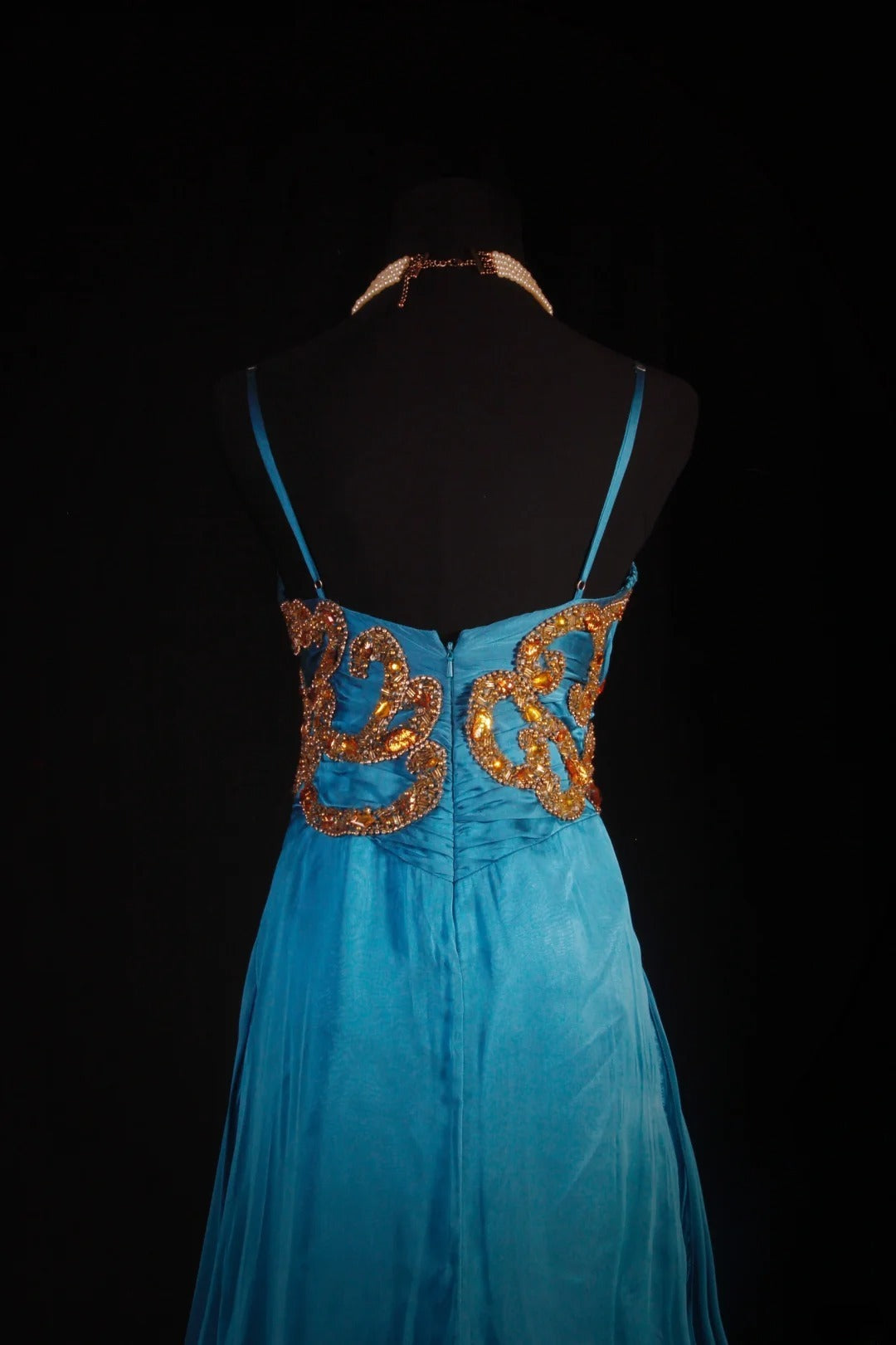 Robe de bal longue chic en mousseline bleue à fines bretelles et perles dorées, ornée de sequins et de perles, idéale pour les soirées et les fêtes d'adolescentes (AB2185).