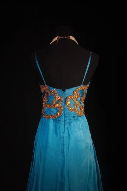 Robe de bal longue chic en mousseline bleue à fines bretelles et perles dorées, ornée de sequins et de perles, idéale pour les soirées et les fêtes d'adolescentes (AB2185).
