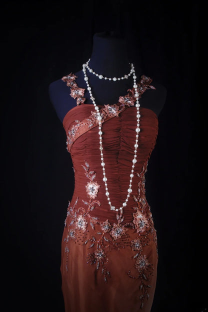 Robe de soirée sirène chic à fines bretelles en mousseline bordeaux ornée d'appliques de perles, idéale pour les bals de fin d'année et les fêtes d'adolescentes (AB2187)