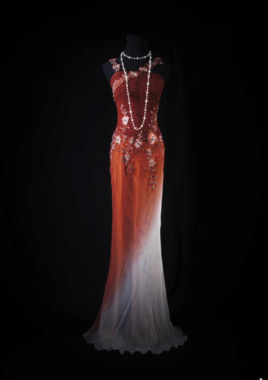 Robe de soirée sirène chic à fines bretelles en mousseline bordeaux ornée d'appliques de perles, idéale pour les bals de fin d'année et les fêtes d'adolescentes (AB2187)