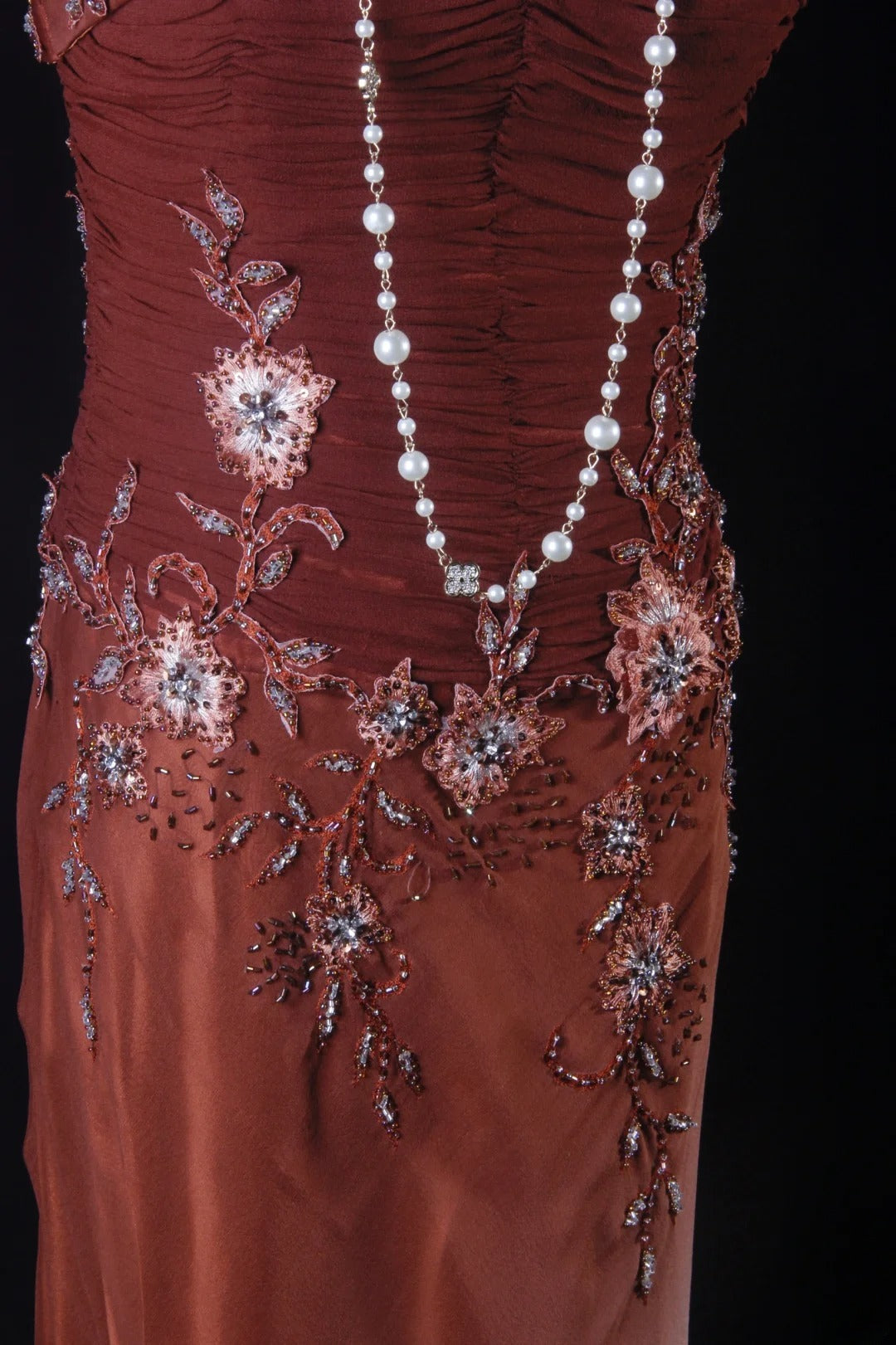 Robe de soirée sirène chic à fines bretelles en mousseline bordeaux ornée d'appliques de perles, idéale pour les bals de fin d'année et les fêtes d'adolescentes (AB2187)