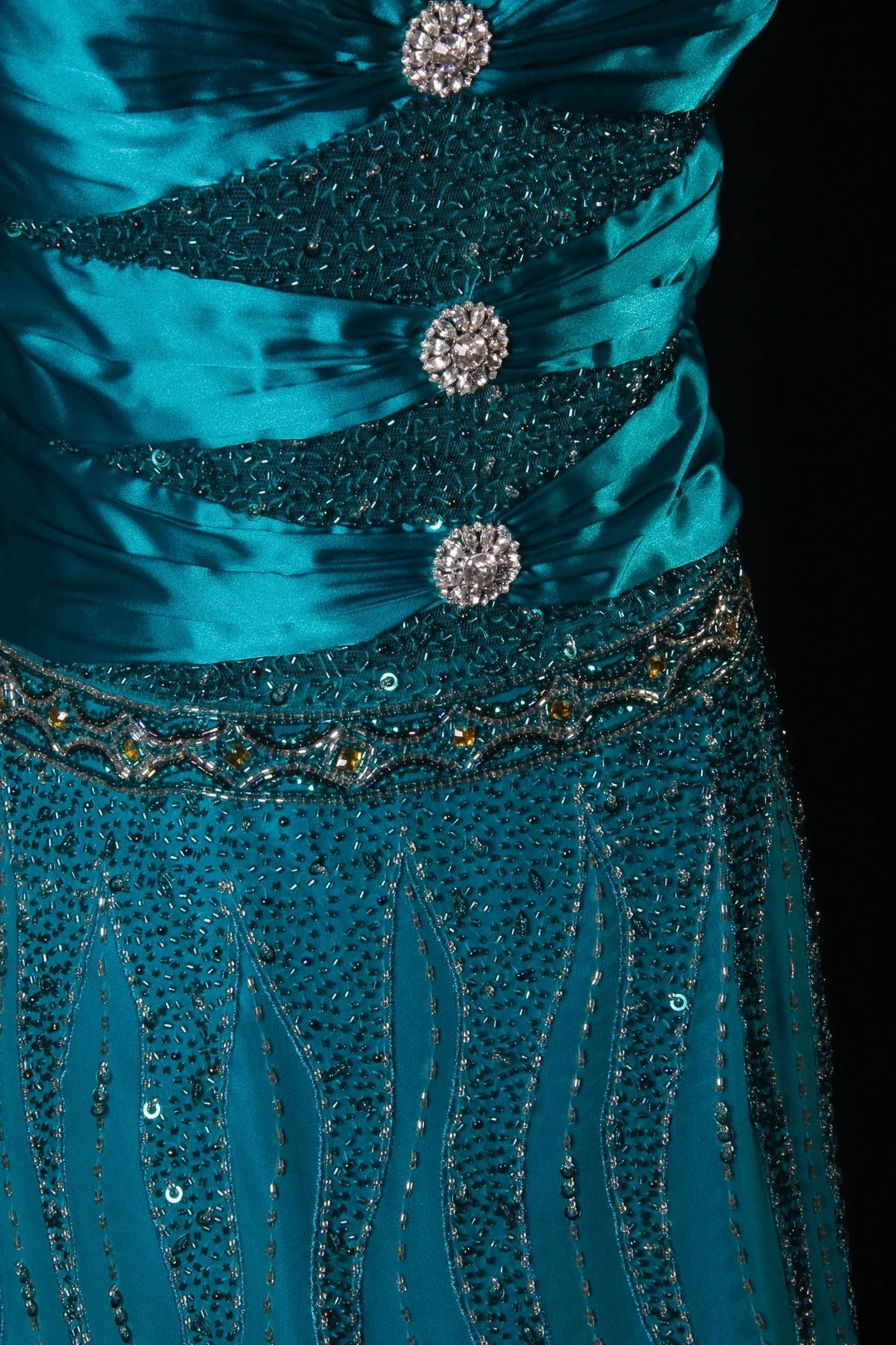 Robe de bal élégante années 1950, coupe trapèze, col en V, bleue ornée de perles et de pierres précieuses, robe de soirée longue vintage AS214