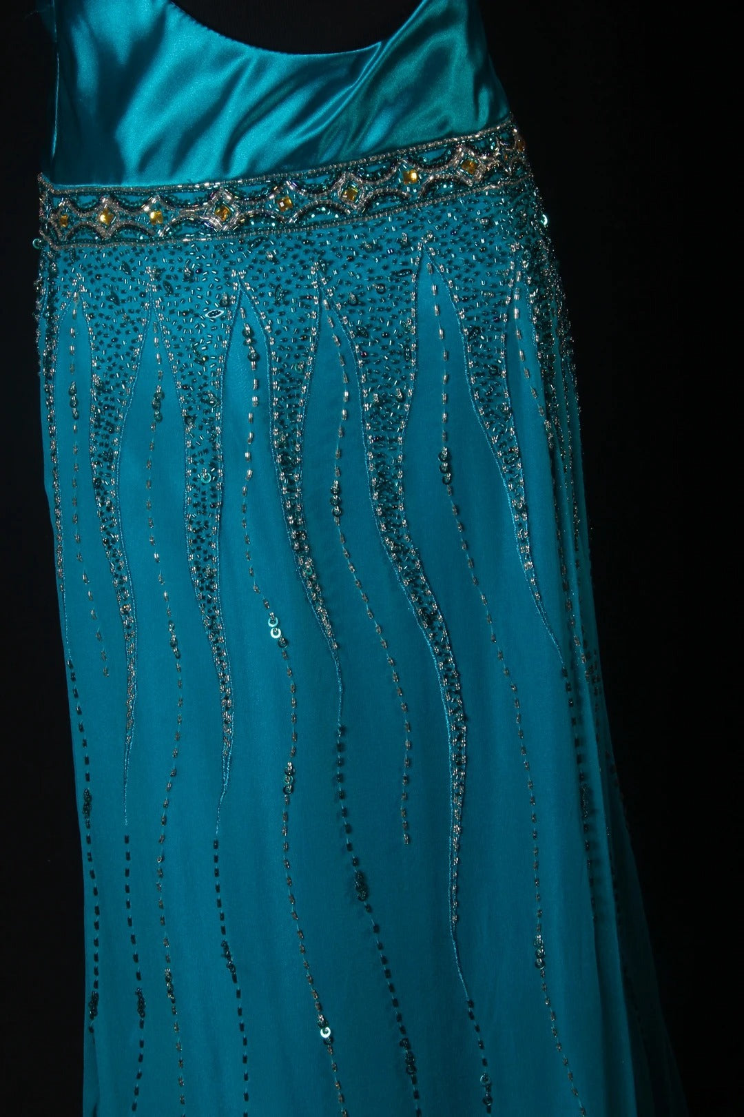 Robe de bal élégante années 1950, coupe trapèze, col en V, bleue ornée de perles et de pierres précieuses, robe de soirée longue vintage AS214