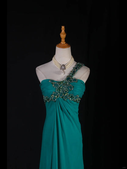 Robe de bal vintage années 1950, coupe trapèze, une épaule dénudée, en mousseline bleue, longue et élégante (AS227)