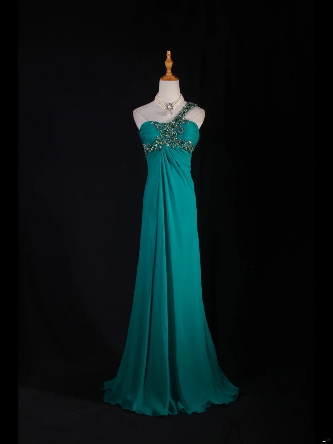 Robe de bal vintage années 1950, coupe trapèze, une épaule dénudée, en mousseline bleue, longue et élégante (AS227)