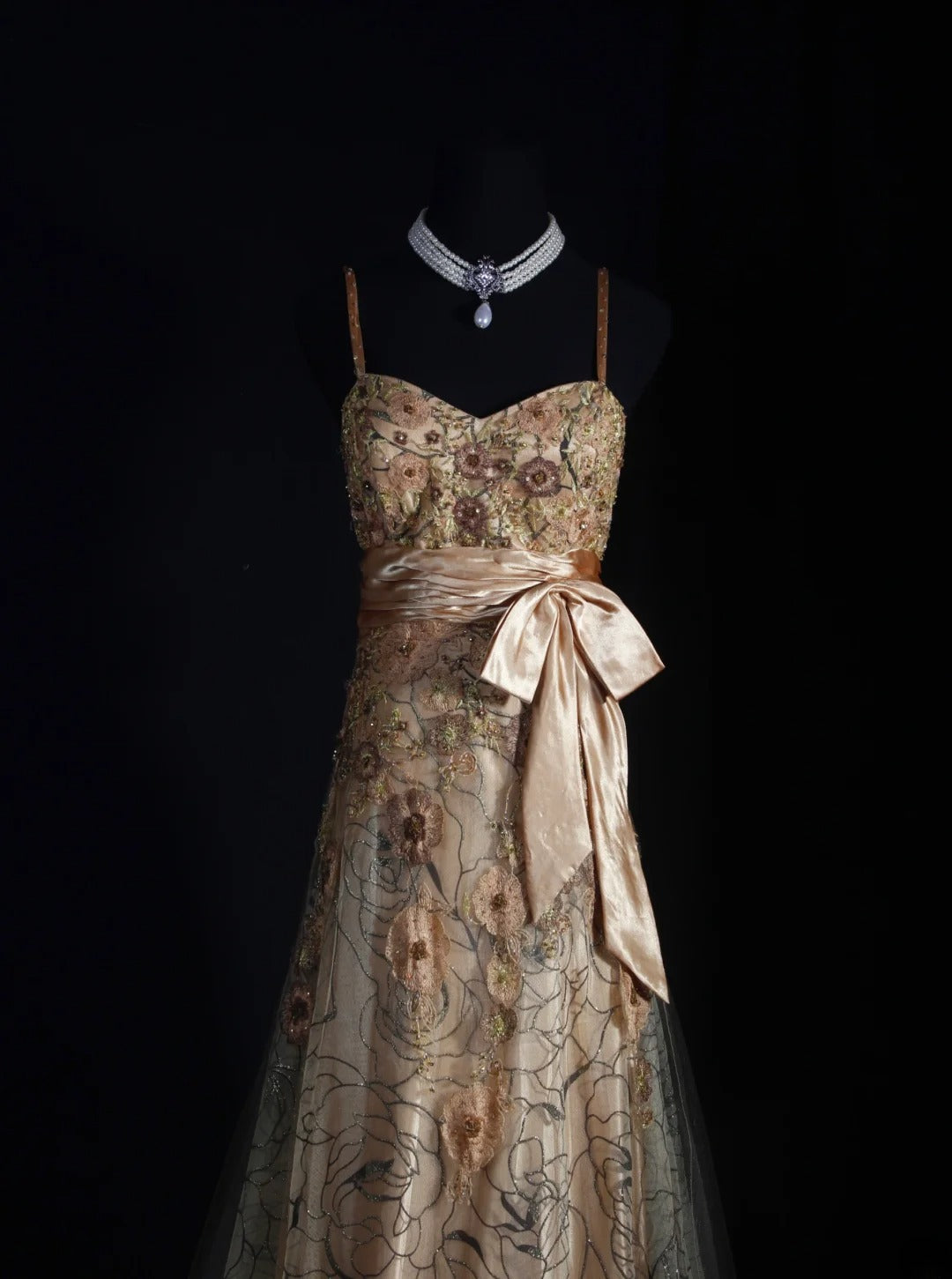 Robe de bal vintage années 50, coupe trapèze, bretelles spaghetti, dentelle champagne, longue et élégante (AS234)