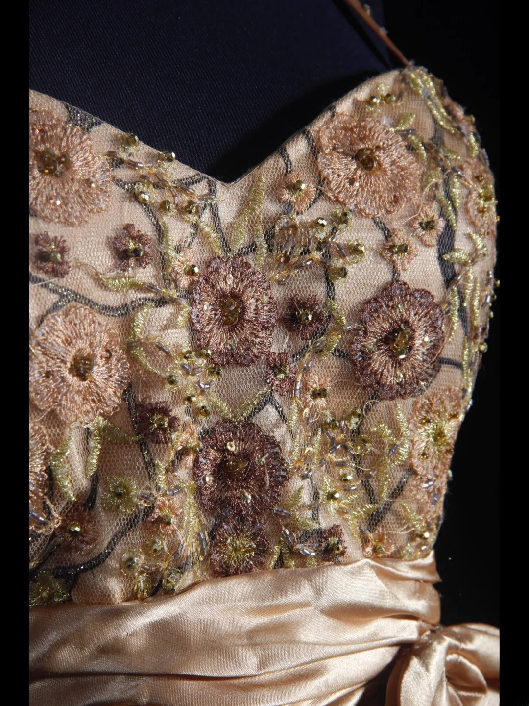 Robe de bal vintage années 50, coupe trapèze, bretelles spaghetti, dentelle champagne, longue et élégante (AS234)