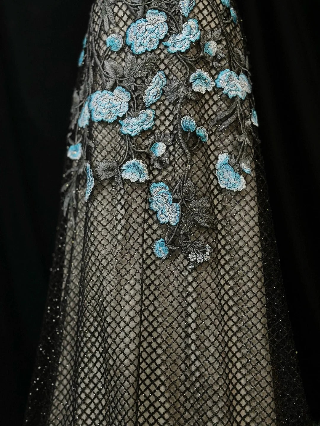 Beautiful Prom Dresses A Line V Neckline Black Lace With Backless Appliqued Long Formal Outfits RB6090