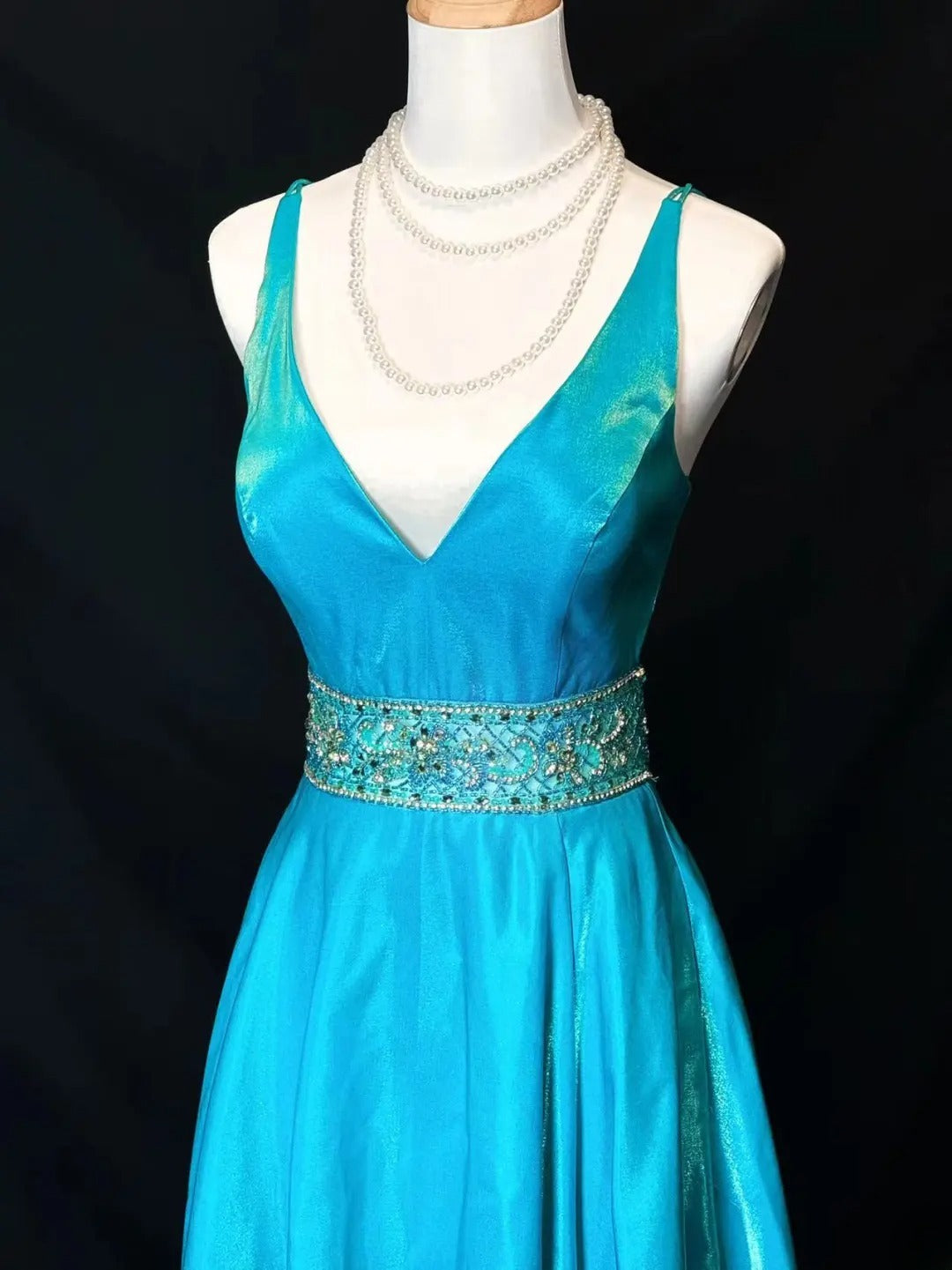 Beautiful Prom Dresses A Line V Neckline Blue Satin With Backless Beading Long Formal Outfits RB6101