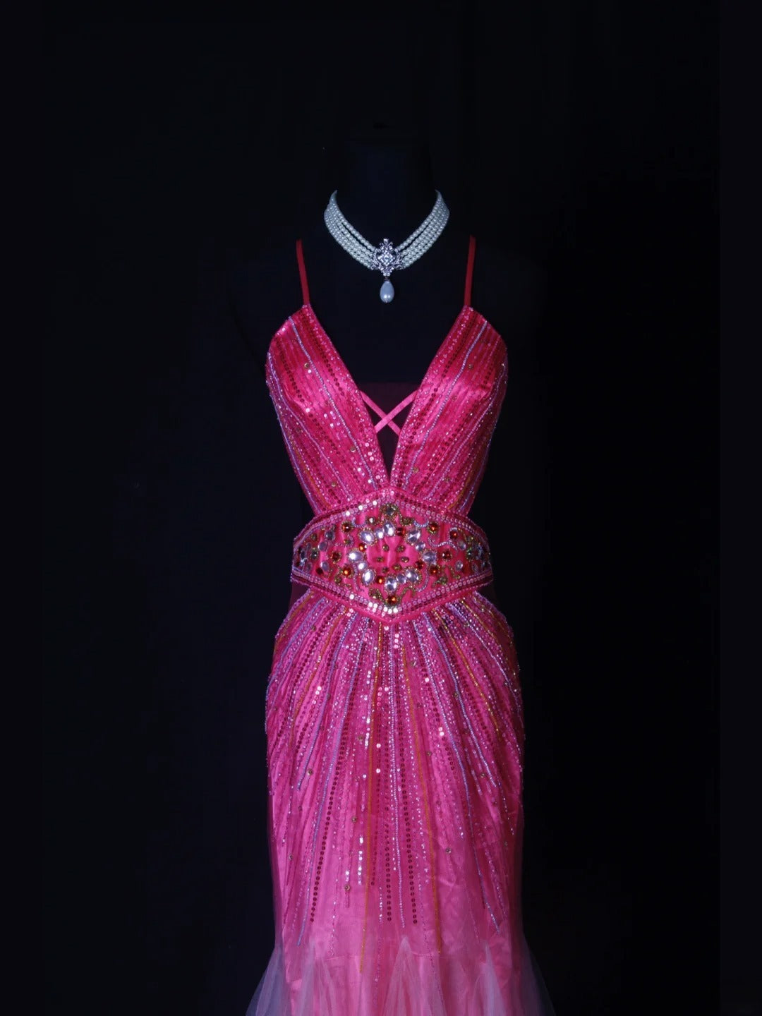 Robe de bal longue Shining Mermaid à bretelles spaghetti, dos nu et corsage perlé rose fuchsia, idéale pour un 18e anniversaire. Modèle AS262.