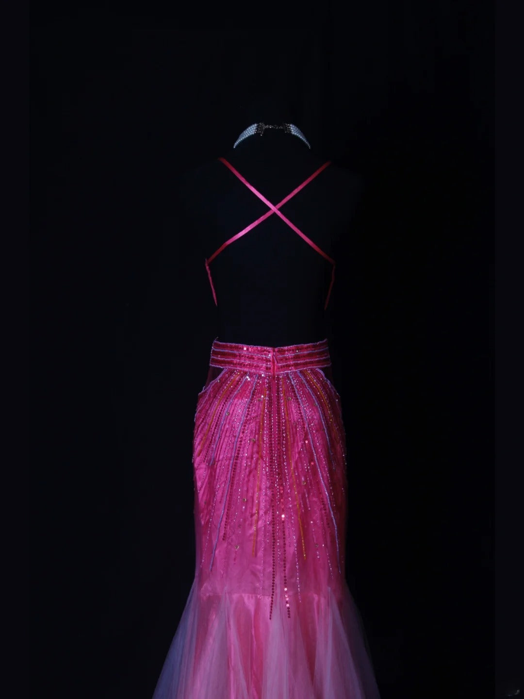 Robe de bal longue Shining Mermaid à bretelles spaghetti, dos nu et corsage perlé rose fuchsia, idéale pour un 18e anniversaire. Modèle AS262.