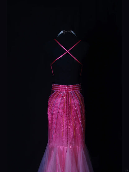 Robe de bal longue Shining Mermaid à bretelles spaghetti, dos nu et corsage perlé rose fuchsia, idéale pour un 18e anniversaire. Modèle AS262.
