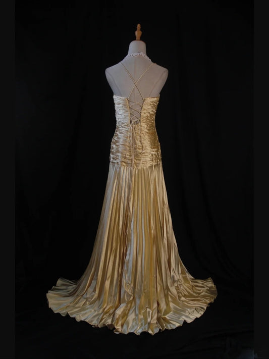Robe de bal vintage sirène à fines bretelles et corsage orné de perles dorées, en satin. Idéale pour un 18e anniversaire. Référence AS265.