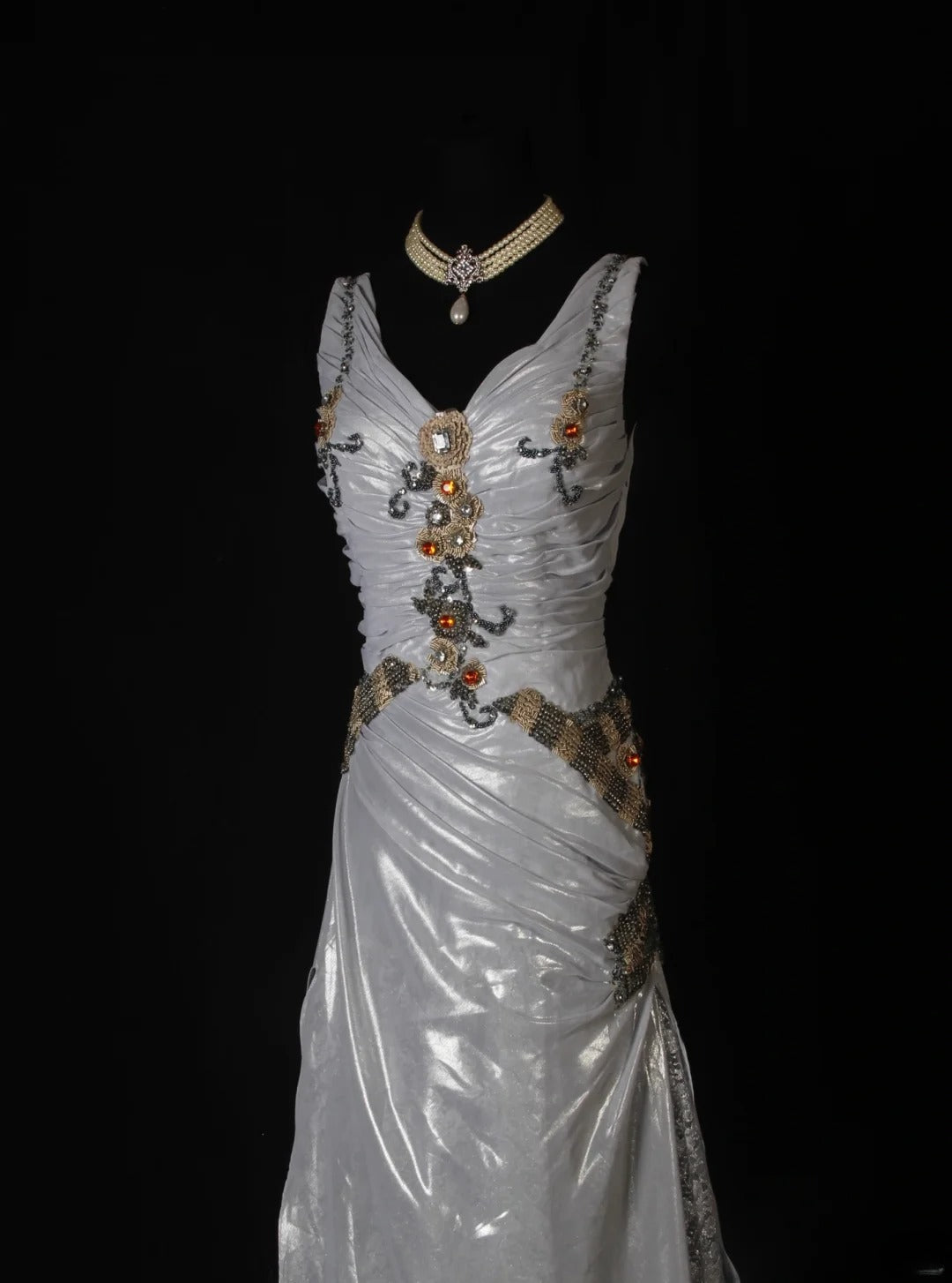 Robe de bal sirène vintage en organza, col en V, dentelle gris argenté et perles, corsage perlé. Idéale pour un 18e anniversaire. Référence AS266.