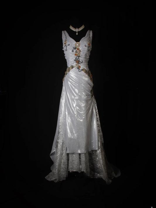 Robe de bal sirène vintage en organza, col en V, dentelle gris argenté et perles, corsage perlé. Idéale pour un 18e anniversaire. Référence AS266.