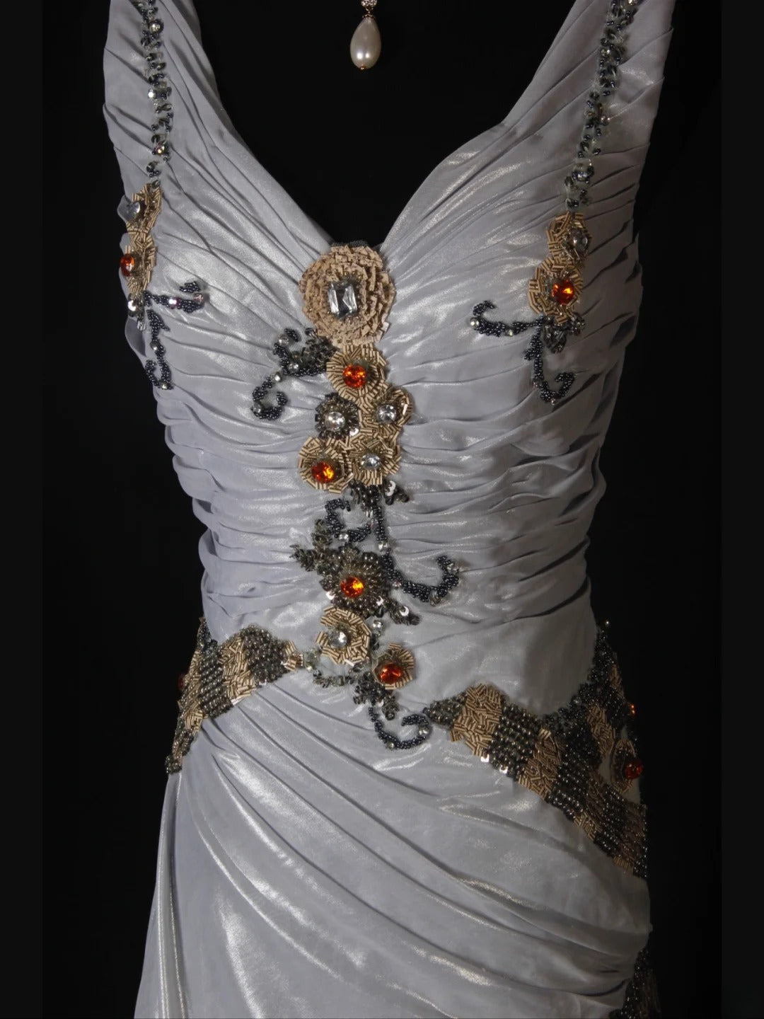 Robe de bal sirène vintage en organza, col en V, dentelle gris argenté et perles, corsage perlé. Idéale pour un 18e anniversaire. Référence AS266.