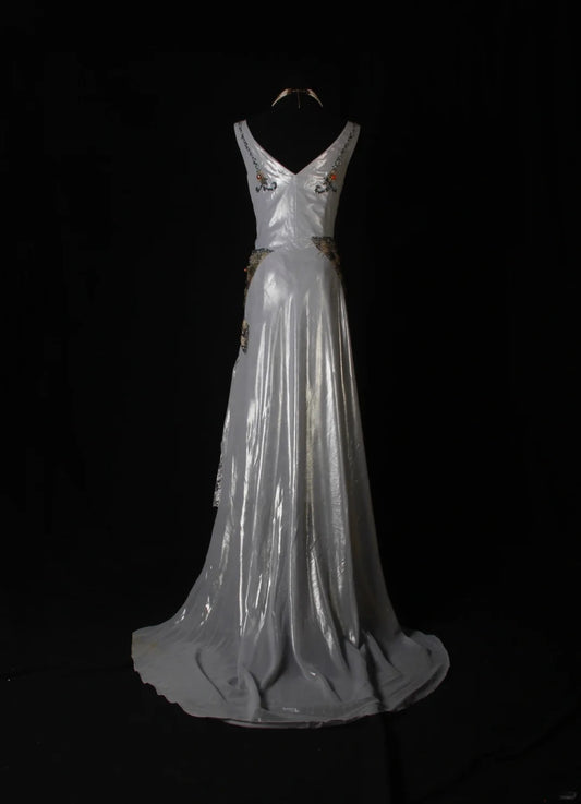 Robe de bal sirène vintage en organza, col en V, dentelle gris argenté et perles, corsage perlé. Idéale pour un 18e anniversaire. Référence AS266.