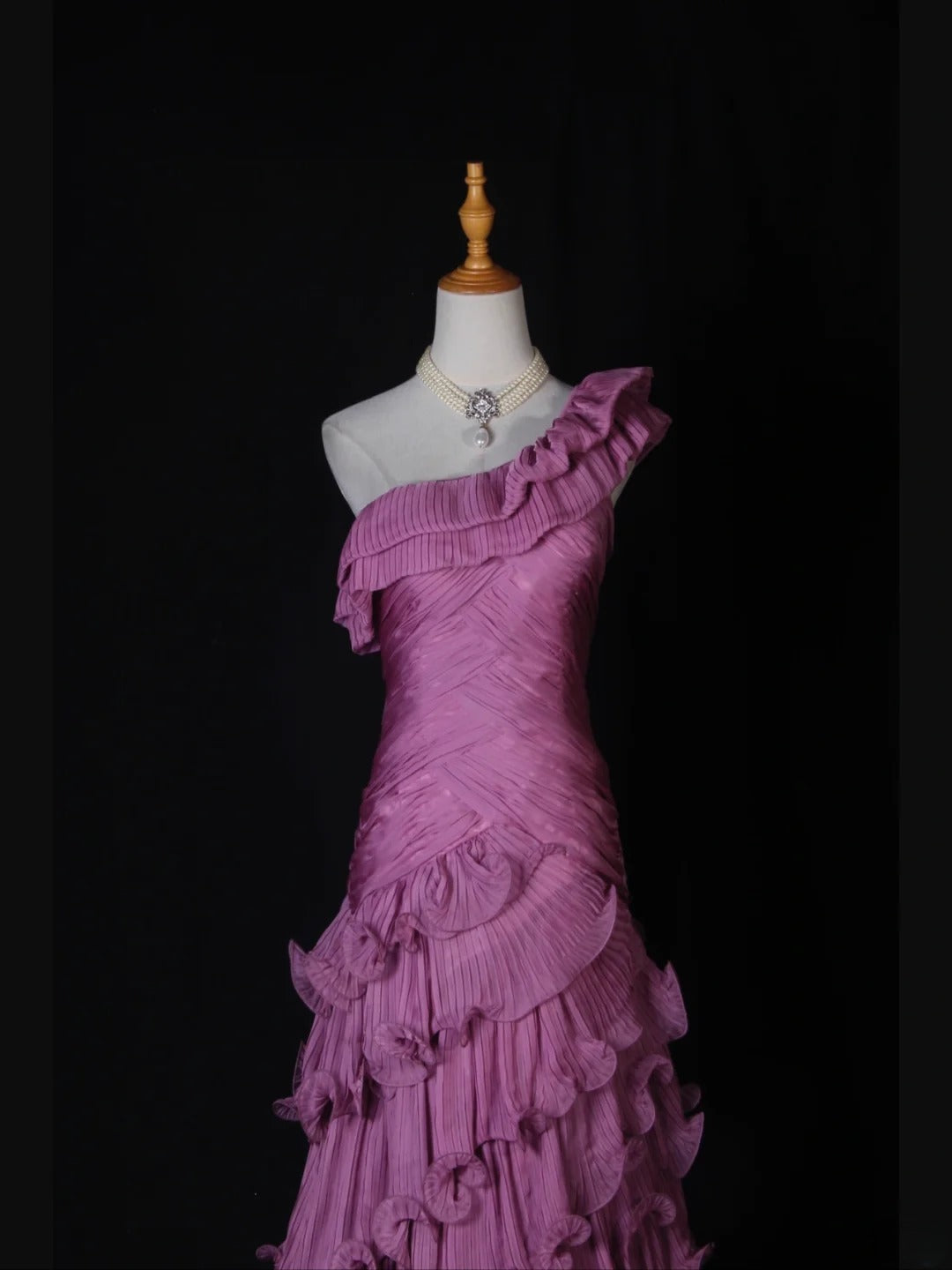 Vintage Meerjungfrauen-Abendkleid mit One-Shoulder-Ausschnitt, rosa, gestuftem Oberteil und langem Rock – ein beeindruckendes Outfit für den 18. Geburtstag (Modell AS268).