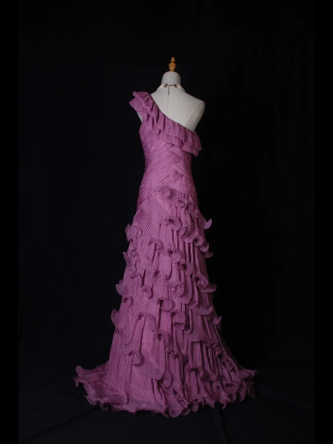 Vintage Meerjungfrauen-Abendkleid mit One-Shoulder-Ausschnitt, rosa, gestuftem Oberteil und langem Rock – ein beeindruckendes Outfit für den 18. Geburtstag (Modell AS268).
