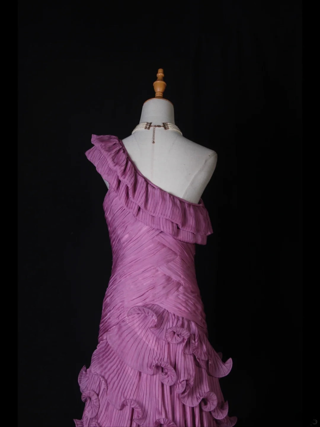 Vintage Meerjungfrauen-Abendkleid mit One-Shoulder-Ausschnitt, rosa, gestuftem Oberteil und langem Rock – ein beeindruckendes Outfit für den 18. Geburtstag (Modell AS268).
