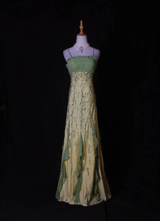 Robe de bal longue vintage trapèze à fines bretelles, en mousseline, ornée de perles et d'un corsage à volants. Idéale pour un 18e anniversaire. Référence AS270.