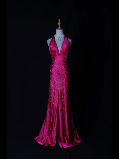 Vintage Meerjungfrauen-Abendkleid mit V-Ausschnitt, Neckholder, pinkfarbenem Satin mit Blumenmuster und Perlenbesatz am Oberteil – ein beeindruckendes Outfit für den 18. Geburtstag (AS275).