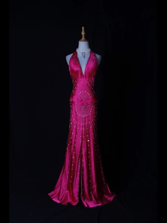 Robe de bal longue sirène vintage en satin rose fuchsia, col en V dos nu, ornée de fleurs et de perles sur le corsage. Idéale pour un 18e anniversaire. Référence AS275.