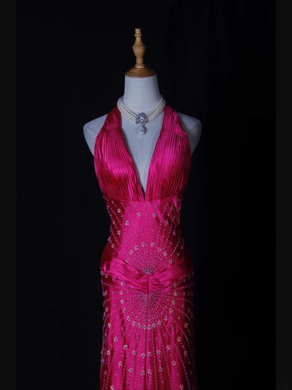 Vintage Meerjungfrauen-Abendkleid mit V-Ausschnitt, Neckholder, pinkfarbenem Satin mit Blumenmuster und Perlenbesatz am Oberteil – ein beeindruckendes Outfit für den 18. Geburtstag (AS275).